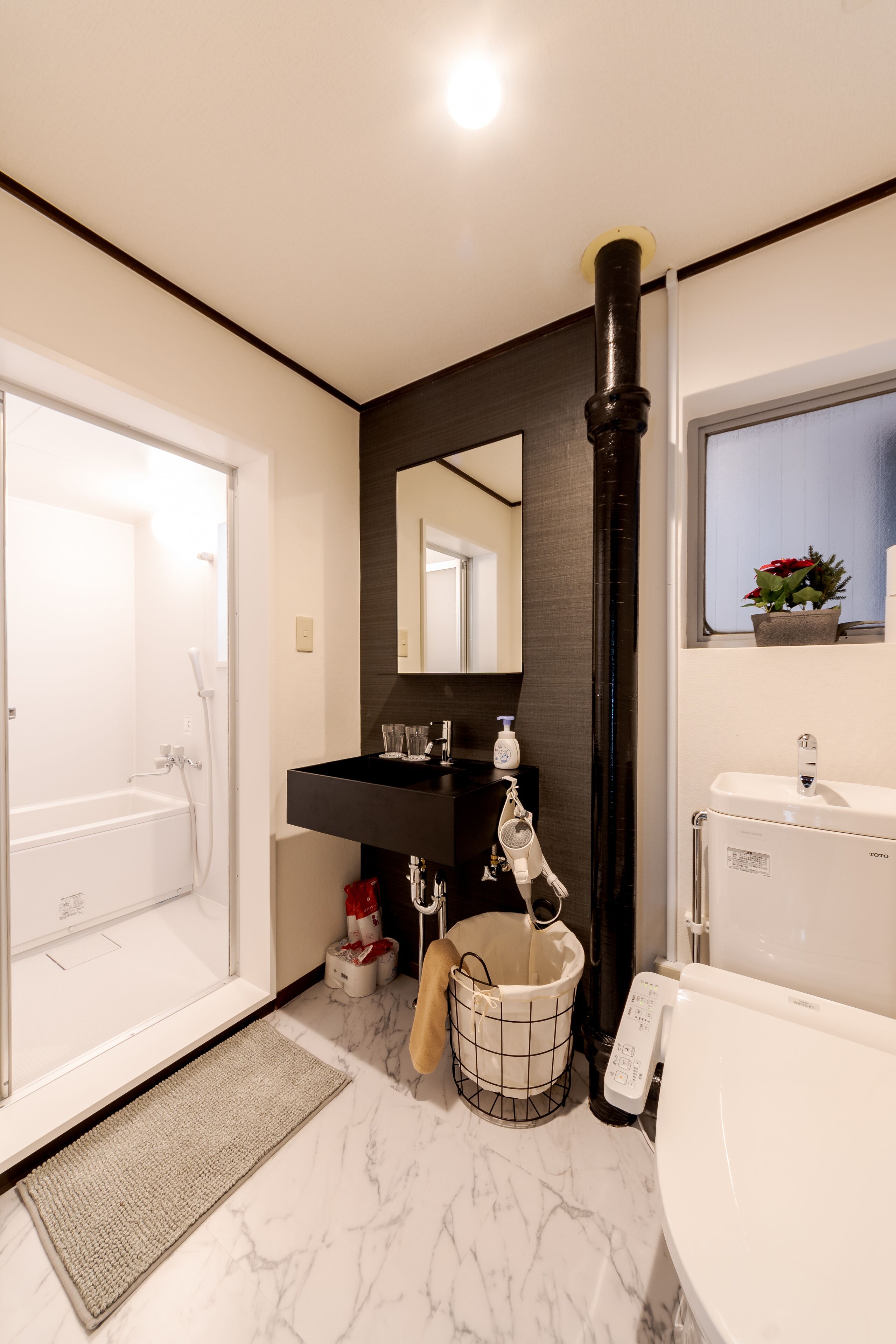 Apartment (403) | Bathroom | Combined shower/tub, free toiletries, hair dryer, slippers