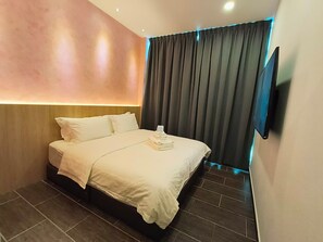 أسرّة بإسفنج يتكيف مع شكل الجسم وستائر تعتيم ومكواة/لوح كي