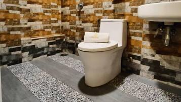 Chambre Deluxe, 1 très grand lit | Salle de bain | Douche, douche à « effet pluie », articles de toilette gratuits, bidet