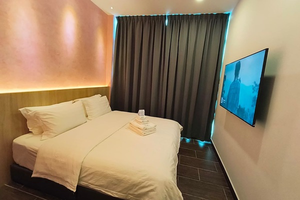 Deluxe Double Room, 1 King Bed | Memory foam beds, blackout drapes, iron/ironing board, free WiFi