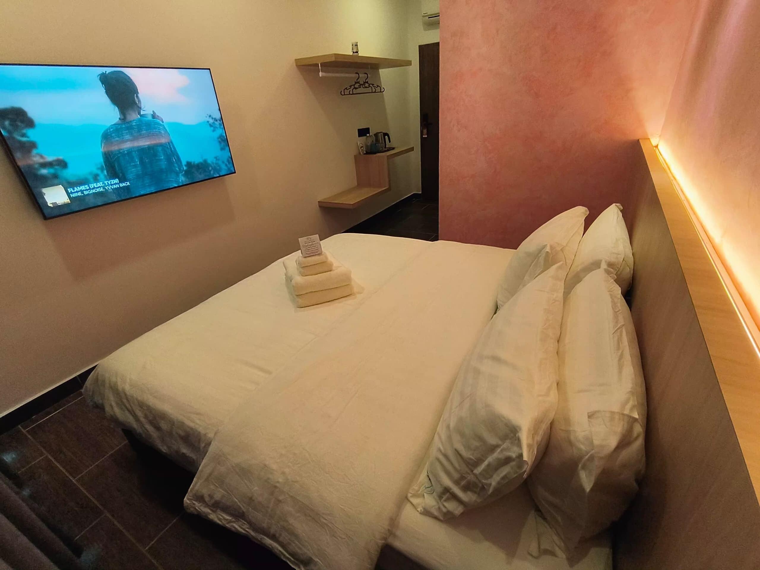 Deluxe-dobbeltværelse - 1 kingsize-seng | Opholdsområde | 50-tommers LED-tv med digitale kanaler
