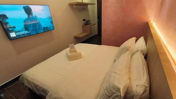 Deluxe-dobbeltværelse - 1 kingsize-seng | Opholdsområde | 50-tommers LED-tv med digitale kanaler