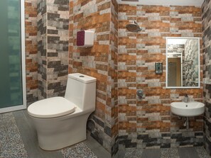 Deluxe Double Room, 1 King Bed | Bathroom | Shower, rainfall showerhead, free toiletries, bidet - Red's Hotel (Bintulu)