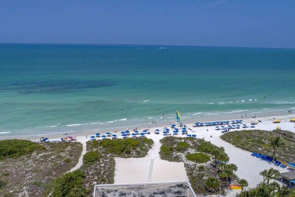 على الشاطئ، كراسي للتشمس، مظلات الشاطئ، مناشف للشاطئ