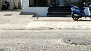 Un edificio de varios pisos con fachada de vidrio y balcones.
