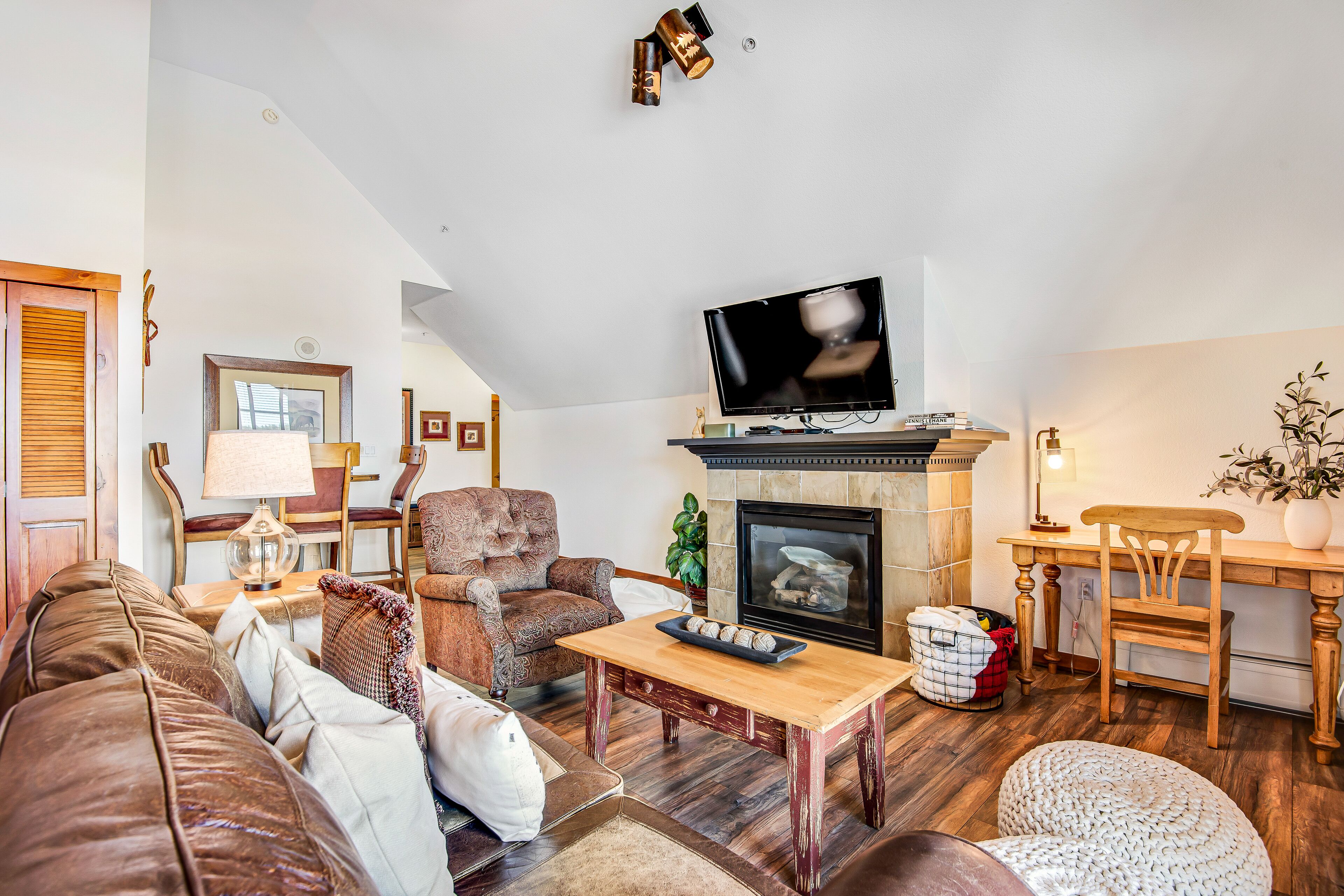 Downtown condo with balcony, gas fireplace, hot tubs & pool - walk to lifts