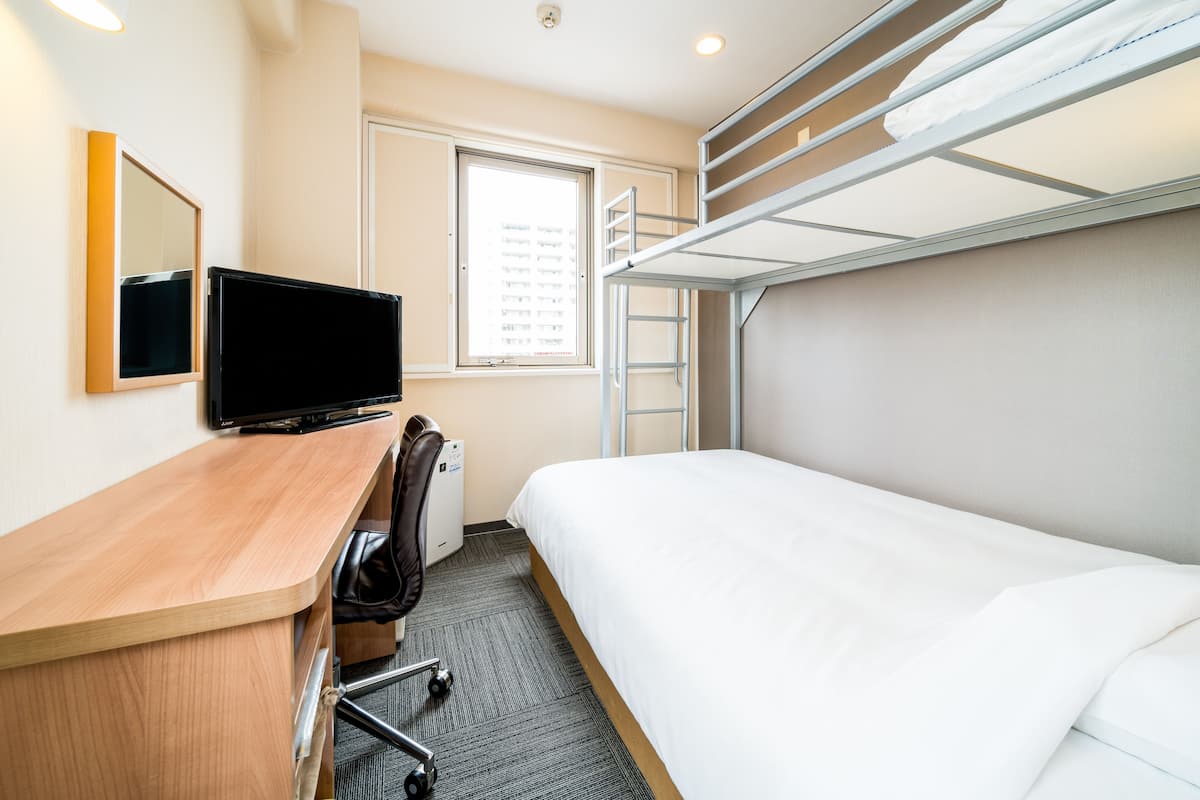Kamer, niet-roken (1 Double Bed and 1 Bunk Bed) | Verduisterende gordijnen, een strijkplank/strijkijzer, gratis wifi