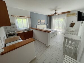 Studio | Private kitchen | Fridge, oven, stovetop, coffee/tea maker