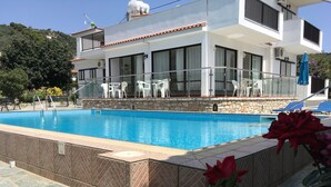 A modern building with a swimming pool, stone-tiled steps, and outdoor furniture. - Adult Only - Hotel Suzanna (Skiathos)