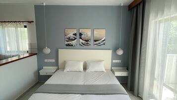 Studio | Laptop workspace, soundproofing, bed sheets