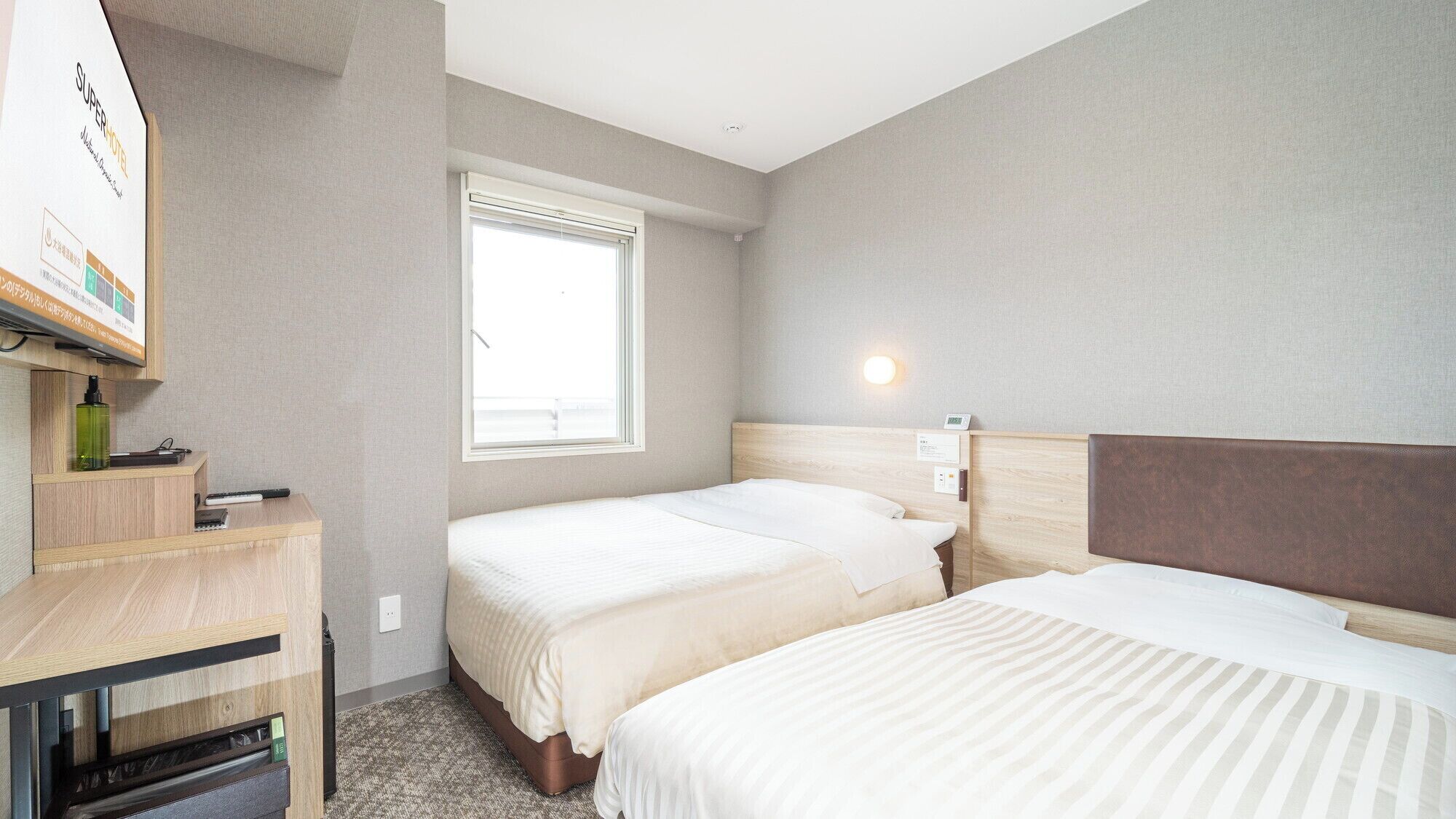 Quarto duplo básico | Escrivaninha, cortinas blackout, quartos à prova de som