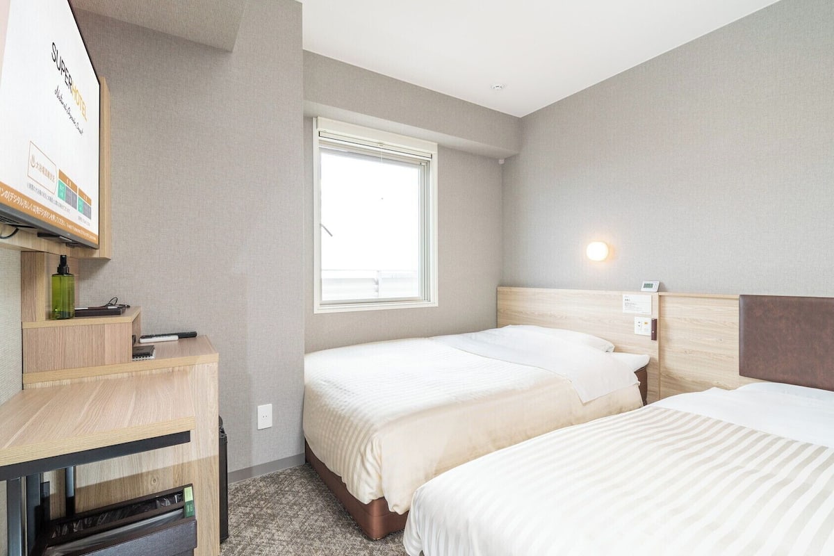 Kamar Twin Basic | Meja kerja, tirai kedap cahaya, kedap suara, dan setrika/meja setrika