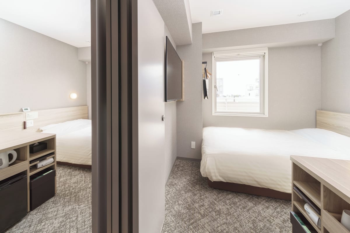 Kamar Double Basic, Bebas Asap Rokok, kamar terhubung | Meja kerja, tirai kedap cahaya, kedap suara, dan setrika/meja setrika