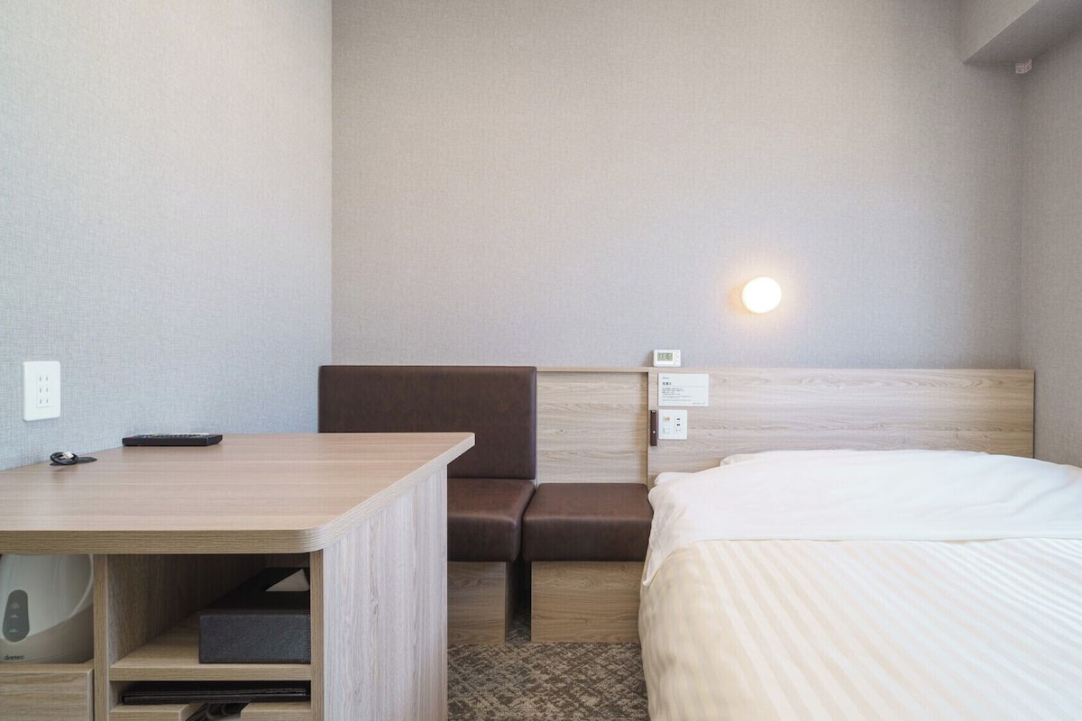 Kamar Double Basic, 1 Tempat Tidur Double, Bebas Asap Rokok (Extra) | Meja kerja, tirai kedap cahaya, kedap suara, dan setrika/meja setrika