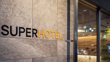 Fachada de la propiedad por la tarde o noche