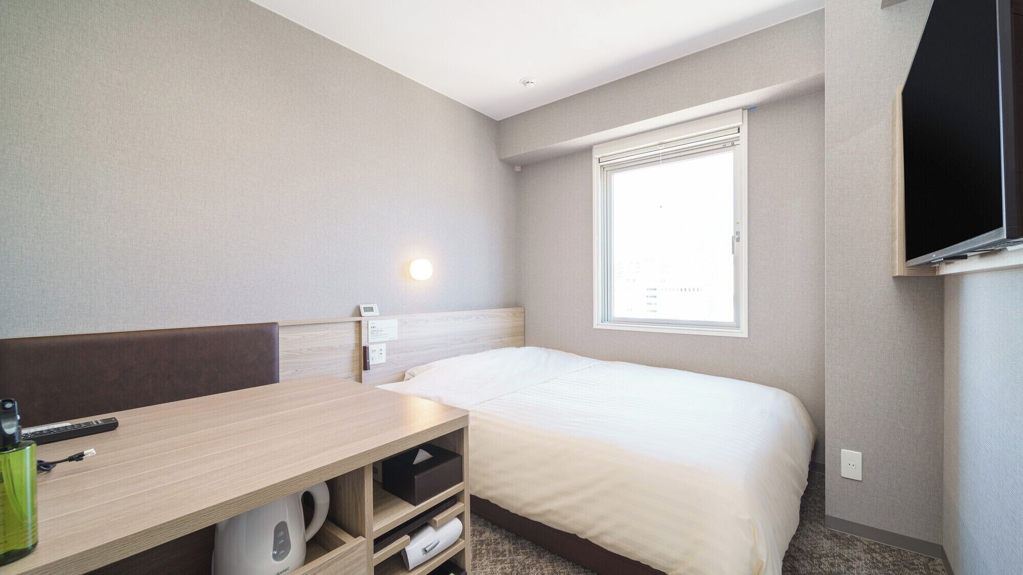 Kamar Double Basic, 1 Tempat Tidur Double, Bebas Asap Rokok (Extra) | Meja kerja, tirai kedap cahaya, kedap suara, dan setrika/meja setrika