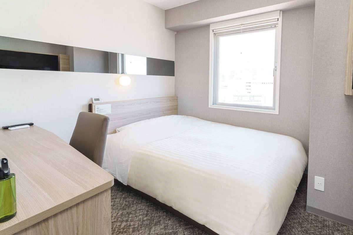 Kamar Double Basic, 1 Tempat Tidur Double, Bebas Asap Rokok | Meja kerja, tirai kedap cahaya, kedap suara, dan setrika/meja setrika