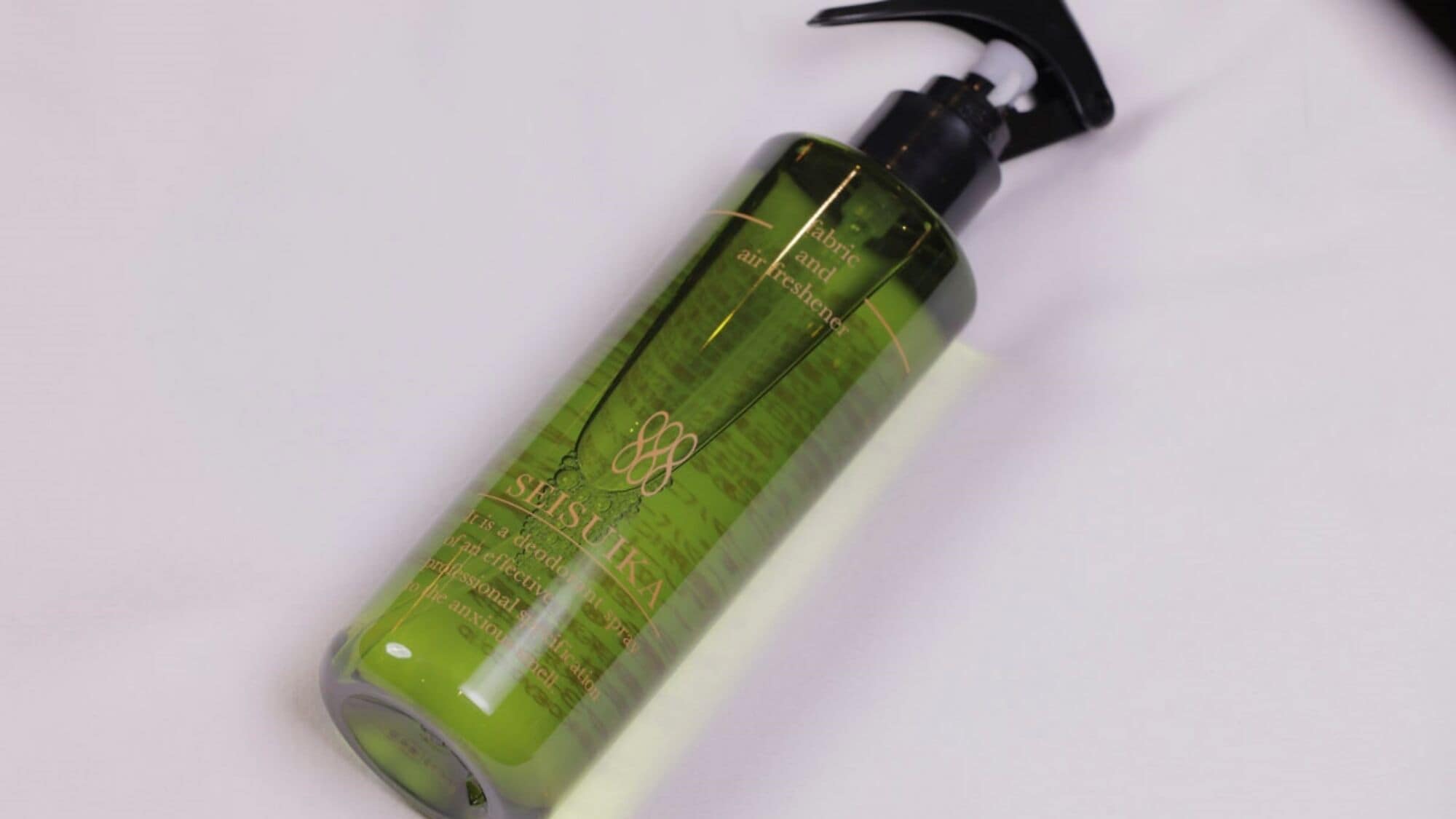 Eine grüne Flasche mit Pumpspender, beschriftet mit 