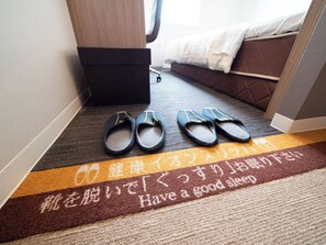 Escritorio, sistema de insonorización, wifi gratis y ropa de cama 