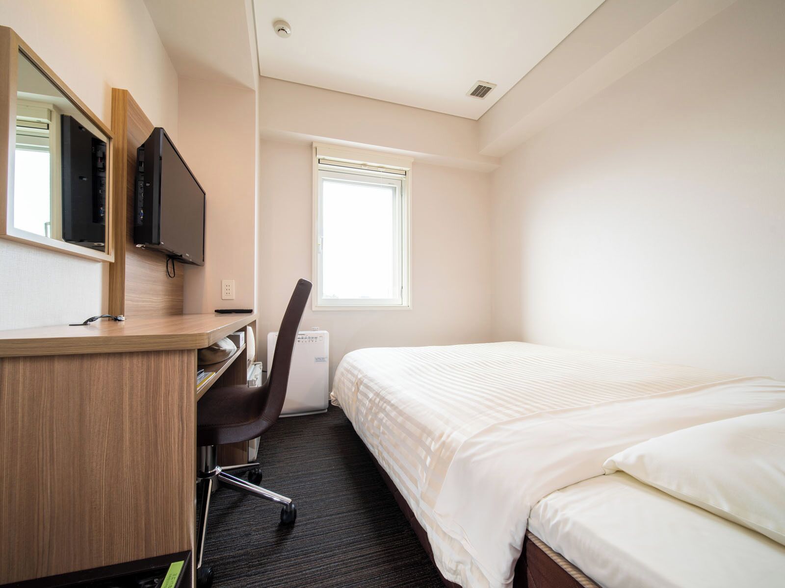 Desk, soundproofing, free WiFi, bed sheets