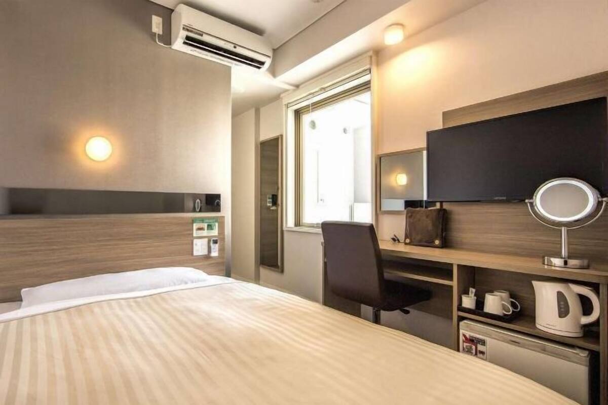 Escritorio, insonorización, wifi gratis y ropa de cama