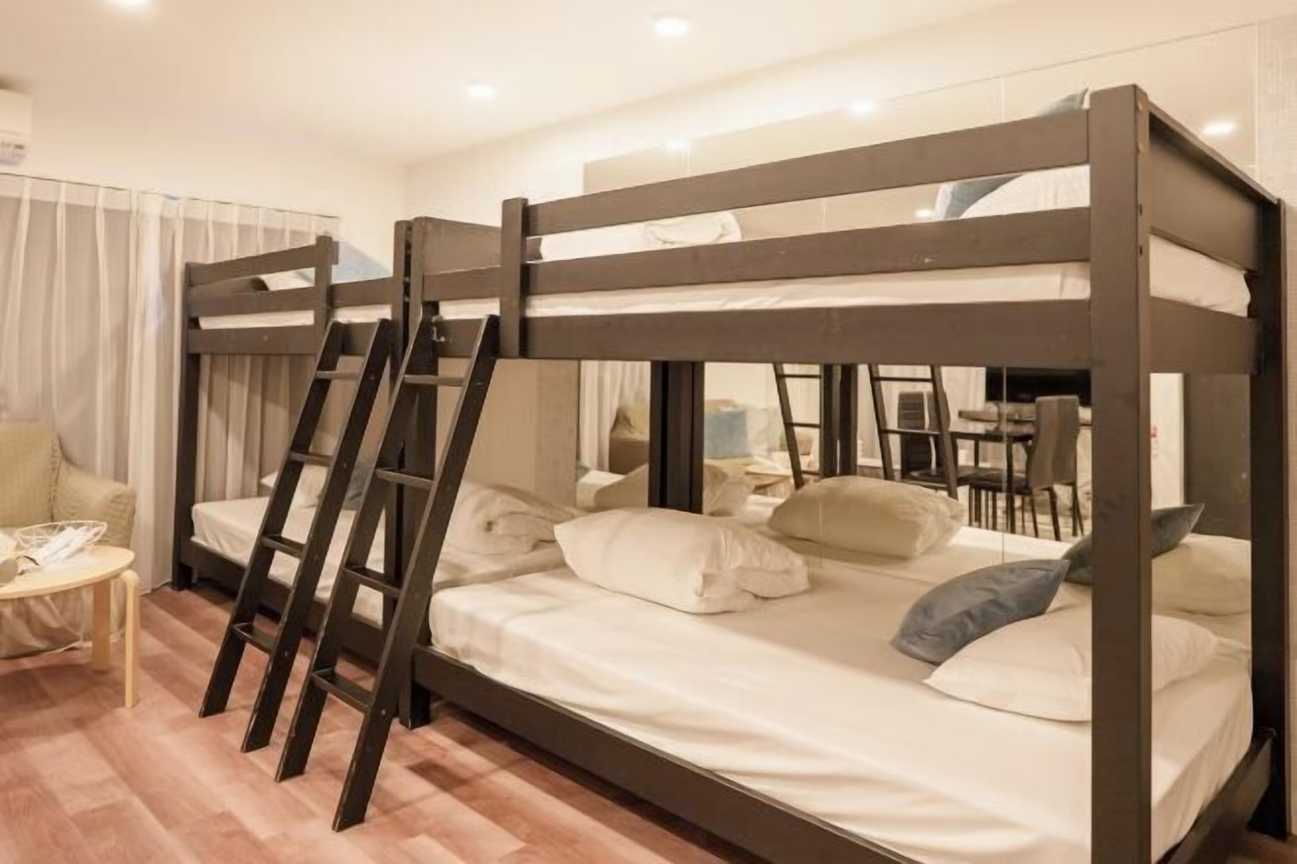 Cortinas blackout, wifi gratis y ropa de cama 