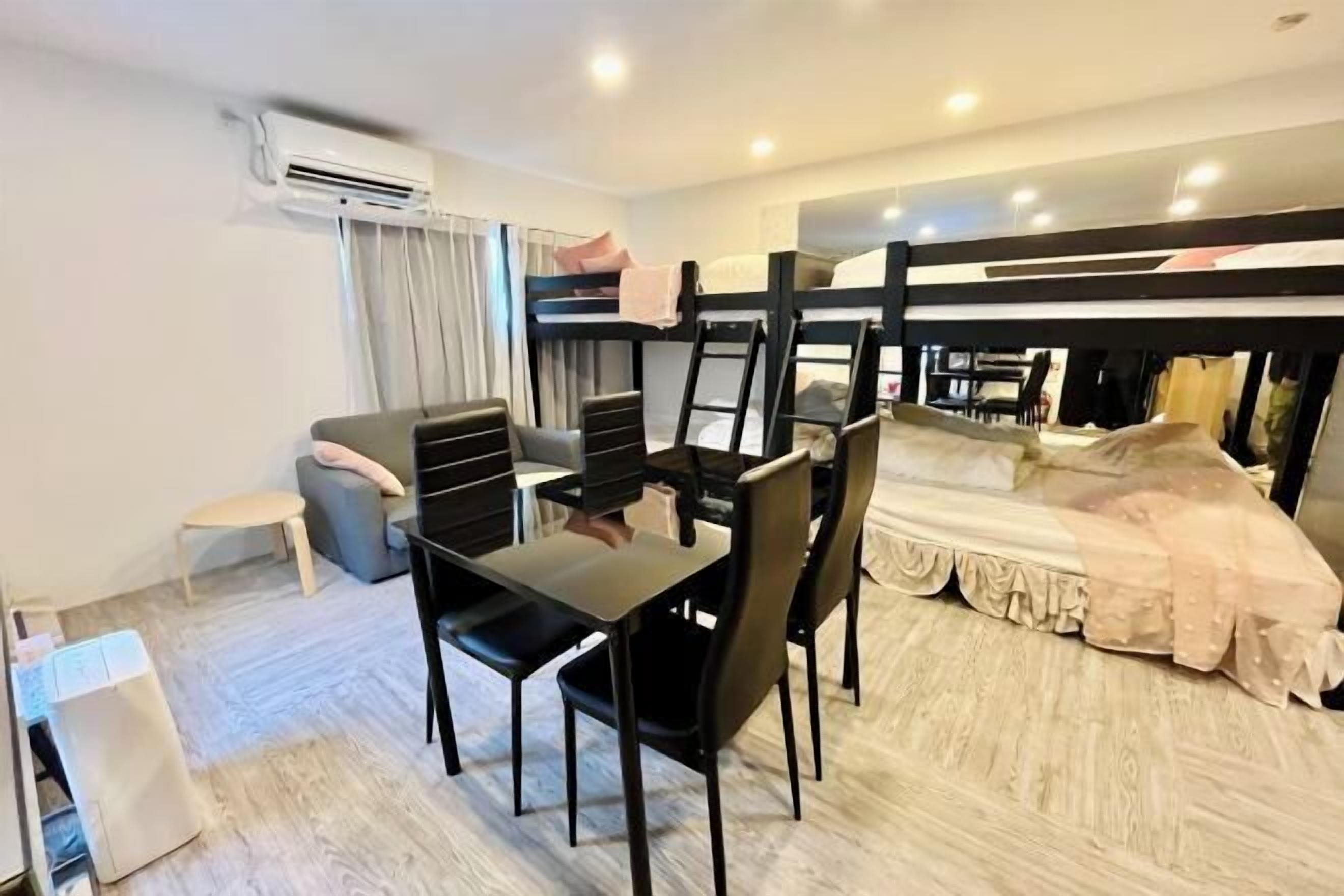 Cortinas blackout, wifi gratis y ropa de cama 