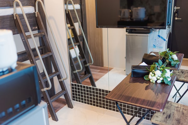32-inch flat-screen TV with digital channels, TV - RSC YOYOGI (Tokyo)