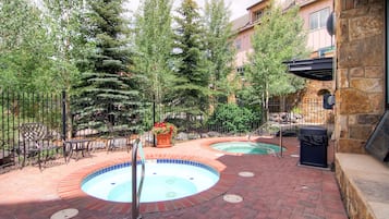 Tina de hidromasaje al aire libre