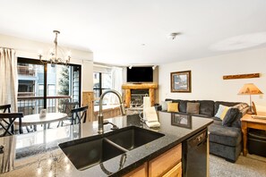 テレビ、暖炉、DVD プレーヤー