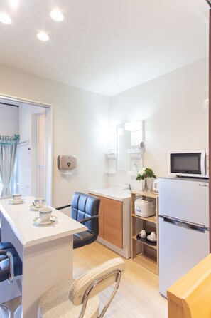 Apartment (3F) | Eigene Kochnische | Kühlschrank, Mikrowelle, Herdplatte, Wasserkocher