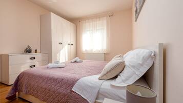 6 bedrooms, bed sheets