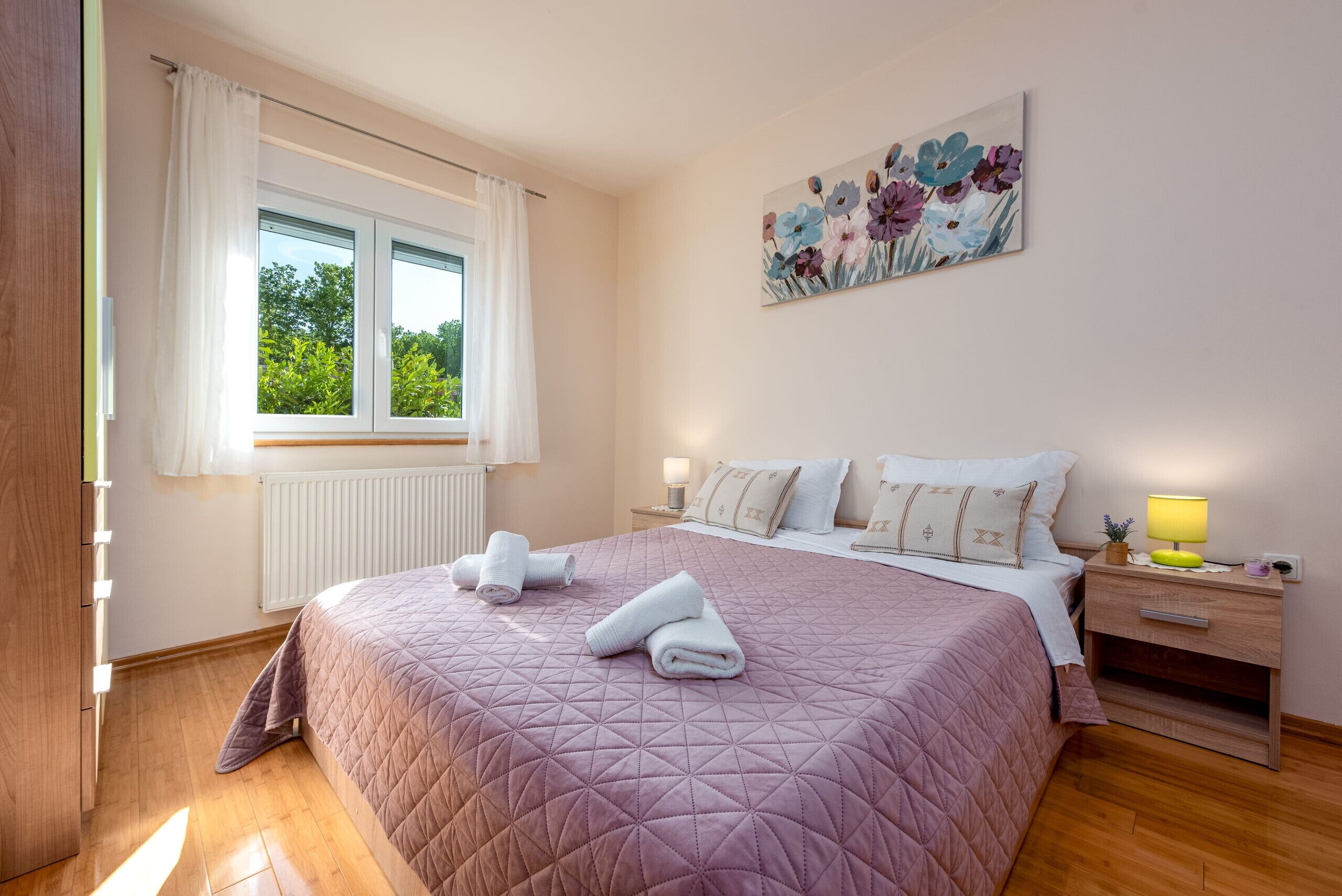 6 bedrooms, bed sheets