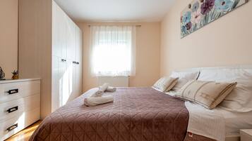 6 bedrooms, bed sheets
