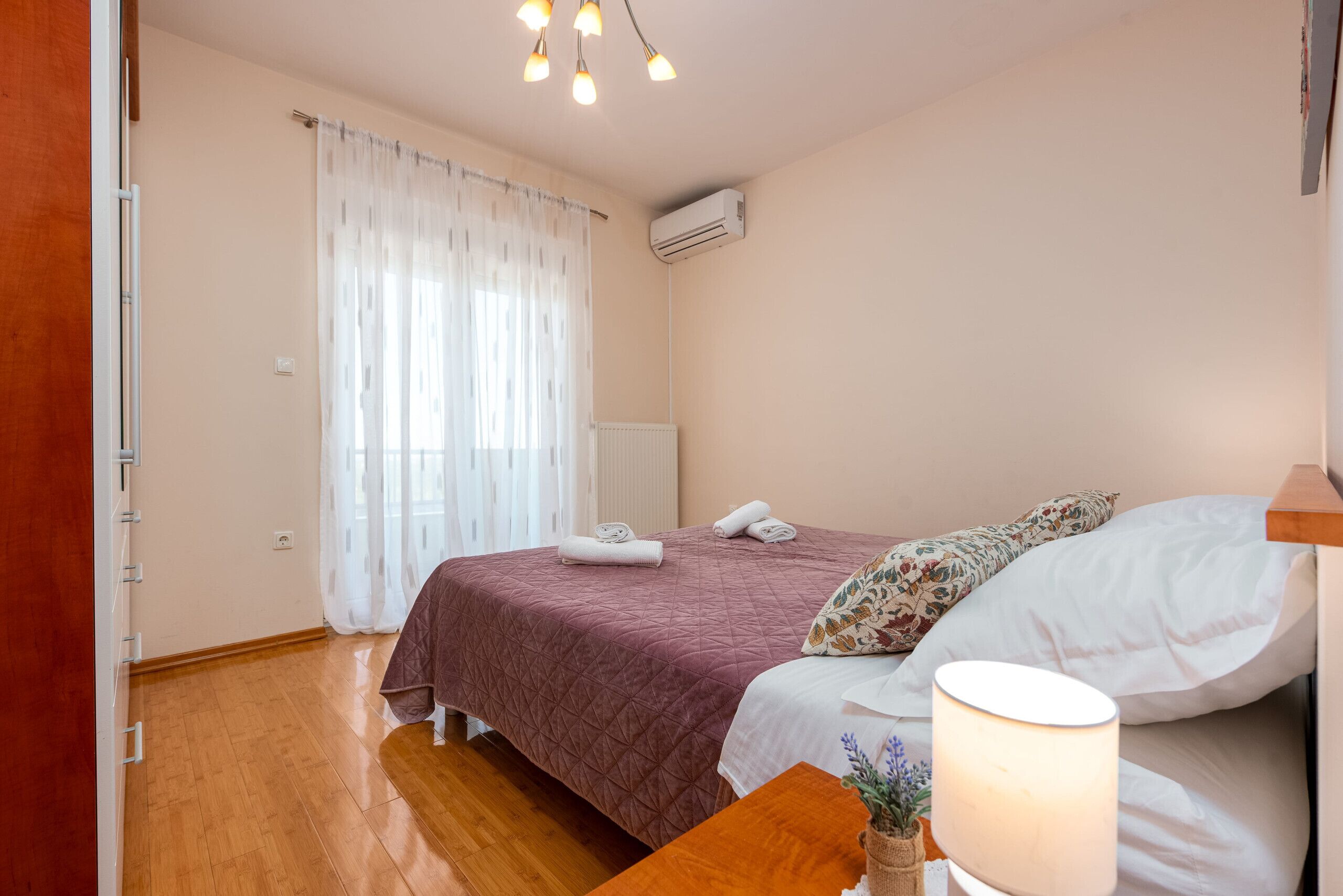 6 bedrooms, bed sheets