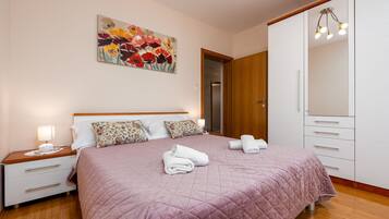 6 bedrooms, bed sheets