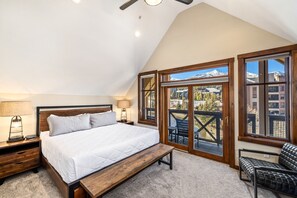 4 bedrooms, iron/ironing board, free internet, bed sheets - Vaulted ceilings, two balconies, pool & hot tubs - walk to lifts & Main Street (Breckenridge)