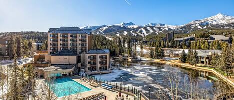 حمّام سباحة مُدفَّأ