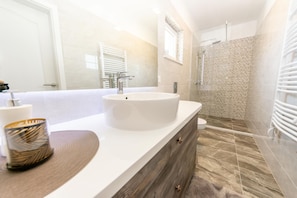 Villa, 4 Bedrooms, Private Pool, Mountain View | Bathroom | Shower, towels