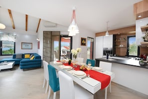 Villa - 3 sovrum - privat pool - havsutsikt | Eget kök | Mikrovågsugn, diskmaskin, kaffe- och tebryggare och grytor/köksredskap