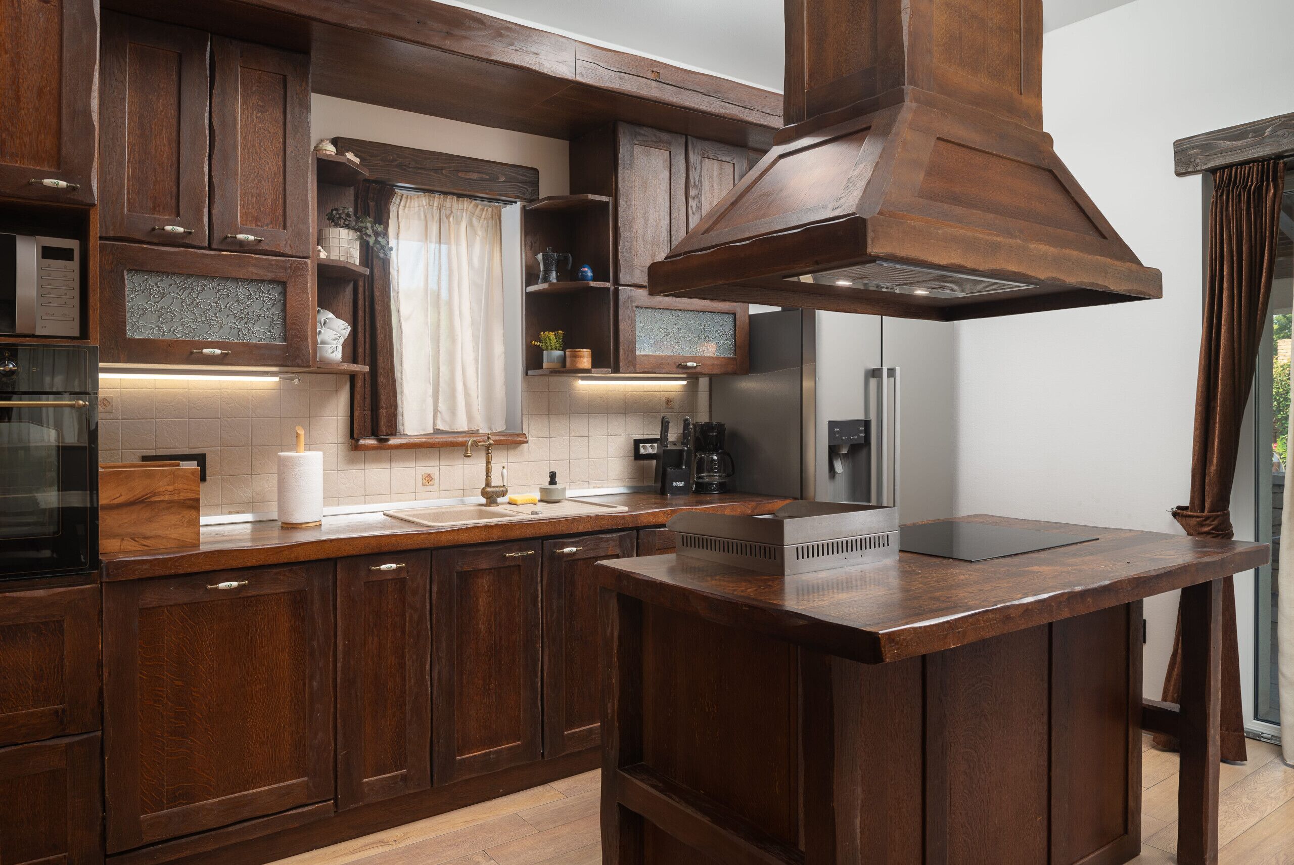 Microondas, lavavajillas, cafetera/tetera, utensilios de cocina