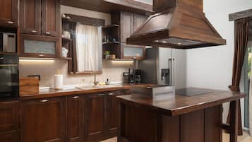 Microondas, lavavajillas, cafetera/tetera, utensilios de cocina