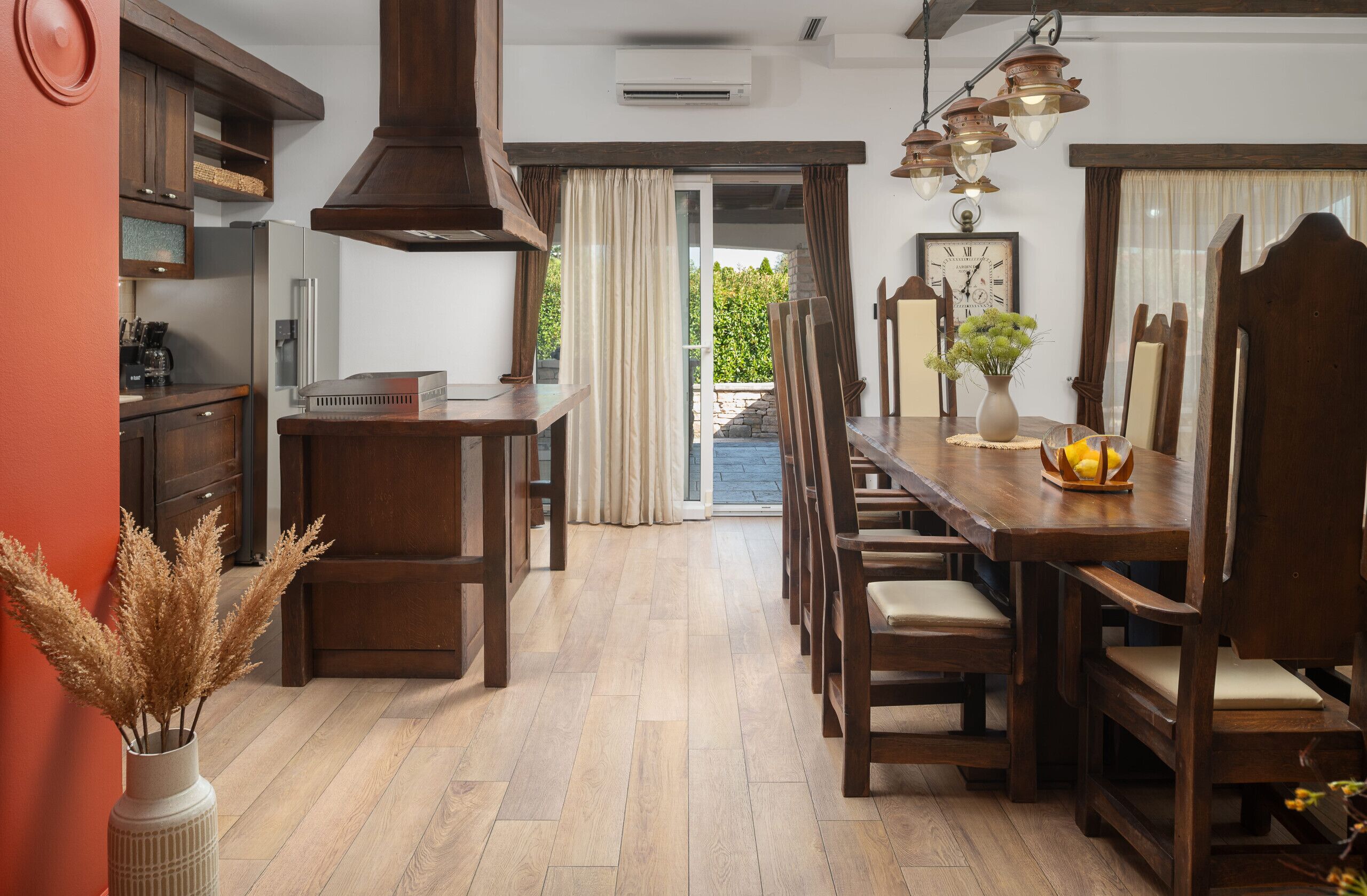 Microondas, lavavajillas, cafetera/tetera, utensilios de cocina