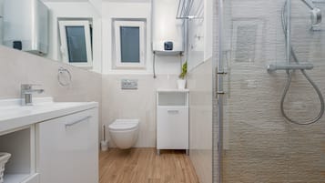 Villa, 3 habitaciones, piscina privada, vistas a la piscina | Baño | Ducha y toallas