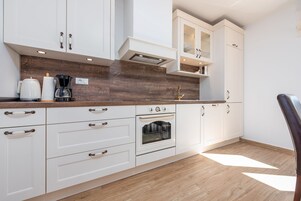 Villa, 3 habitaciones, piscina privada, vistas a la piscina | Cocina privada | Microondas, horno, lavavajillas y cafetera o tetera