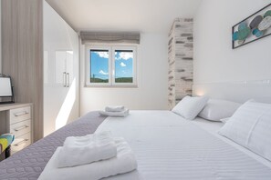 3 bedrooms, bed sheets
