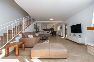 Villa, 3 habitaciones, piscina privada, vistas a la piscina | Sala de estar | Una chimenea