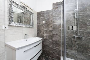 Vila, 4 quartos, piscina particular, vista para a piscina | Banheiro | Chuveiro, toalhas de banho