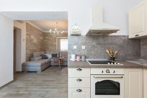 Vila, 4 quartos, piscina particular, vista para a piscina | Cozinha privada | Micro-ondas, lava-louças, cafeteira/chaleira