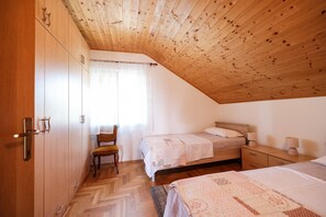 3 bedrooms, bed sheets